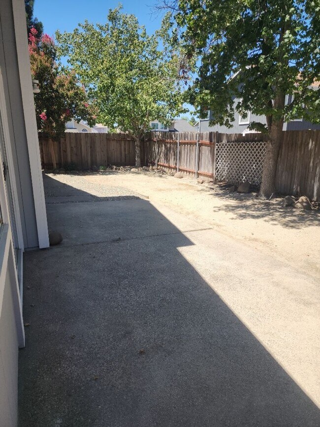 Building Photo - Antelope Single Story, - 3 bedroom, 2 bath - Separate Living Room, Family Room w/fireplace  Low M...