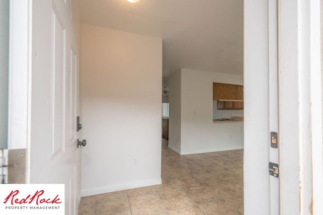 Building Photo - Spacious 3 Bedroom Townhome in Central St....