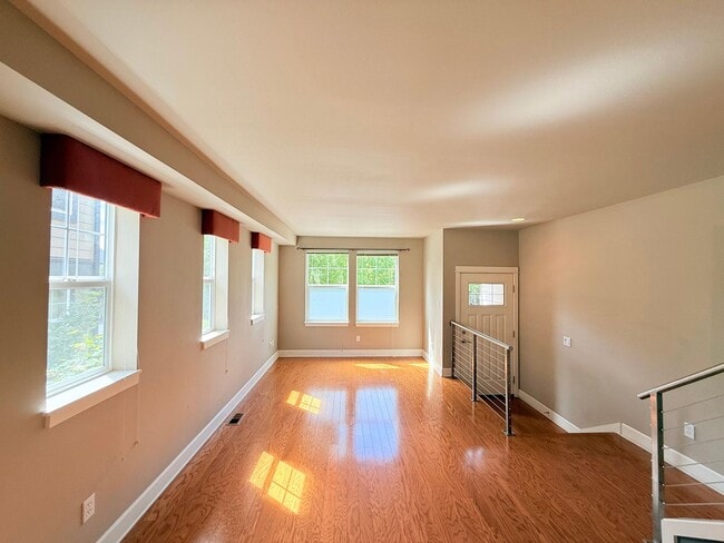 Building Photo - West Seattle Townhome