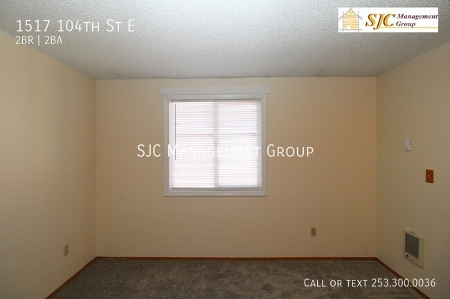 Building Photo - Clean and move in ready townhouse style condo