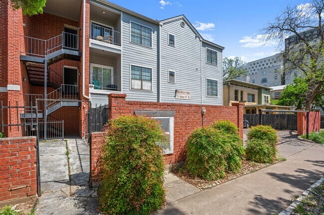 Building Photo - 712 W 21st St