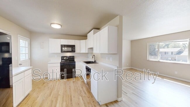 Building Photo - 1618 Shasta Dr