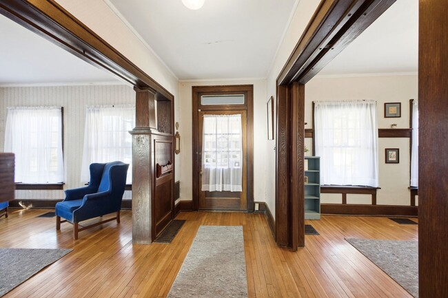 Building Photo - 6+BR House on E. Lane – Central Campus – Newly Renovated + Free Parking – Flexible Move-In