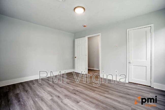 Building Photo - 2727 Jamestown Ave