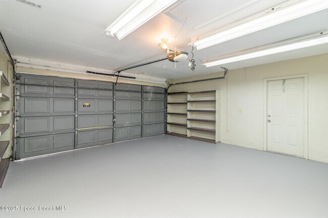 Building Photo - 841 Raintree Ave