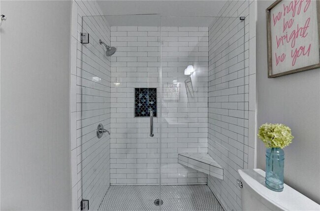 Building Photo - 443 Lakeshore Dr NW