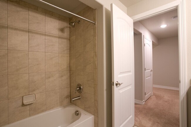 Building Photo - 5 Bed 3 Bath 3 Car Garage Rancher!!!