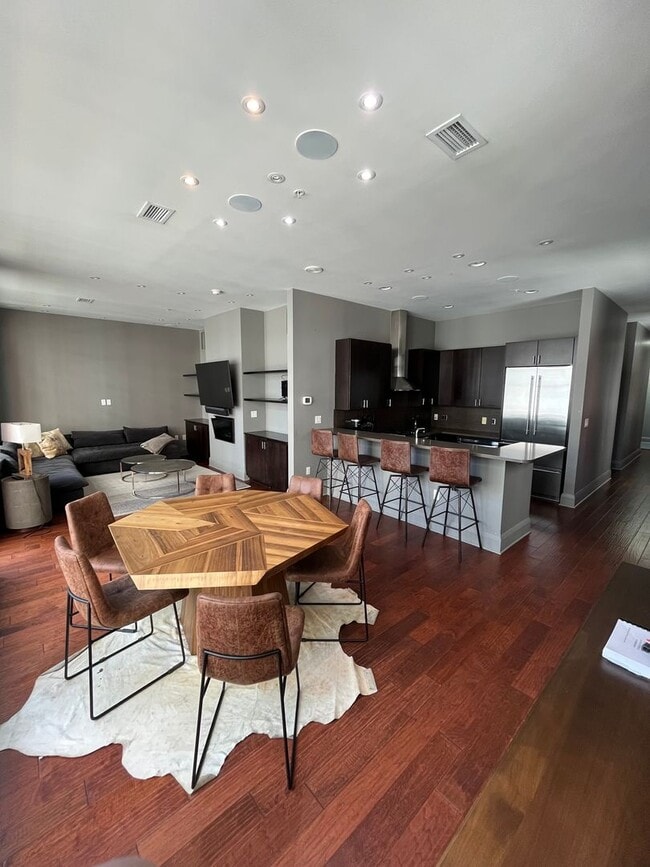 Building Photo - Luxury Penthouse Condo Downtown with Private Patio & Amazing Views Available Now!