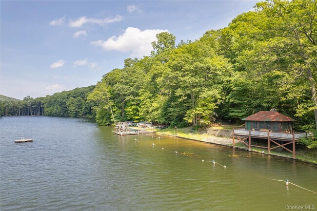 Building Photo - 77 Lake Dr