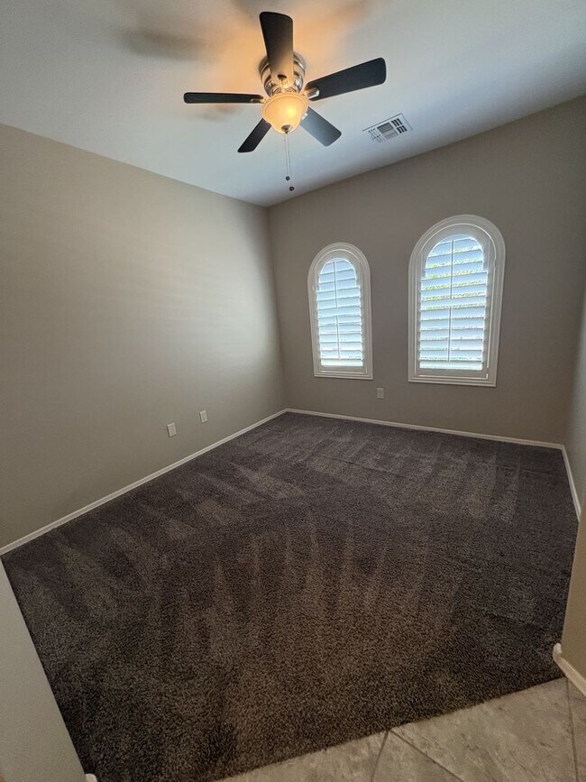 Building Photo - 4 bedroom plus Den 3 car garage with sparkling pool Vail School District