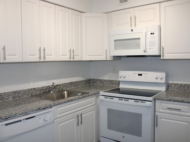 Kitchen with Granite Counter tops - Suncoast Place Apartments