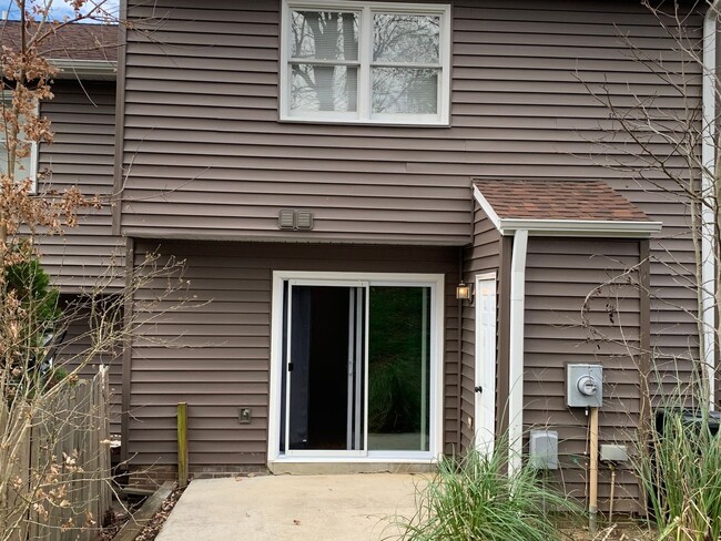 Building Photo - 2 Bedroom, 1.5 Bathroom Townhouse in Green...