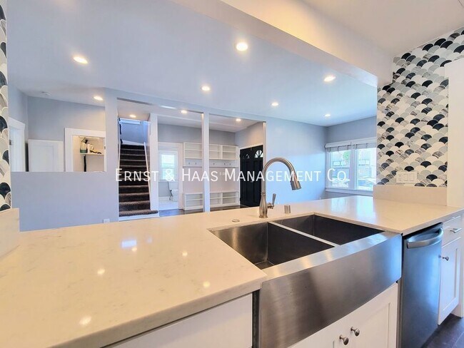 Building Photo - Historic 5-Bedroom, 4-Bath Home with Moder...