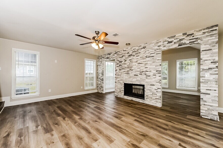 Building Photo - 7971 Clearview Cir