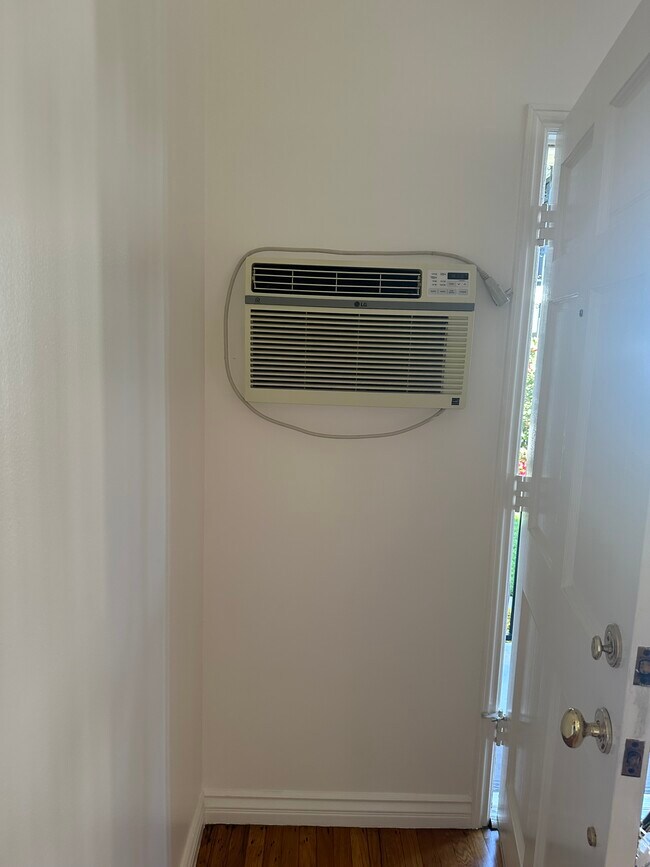 Building Photo - 933 W Huntington Dr