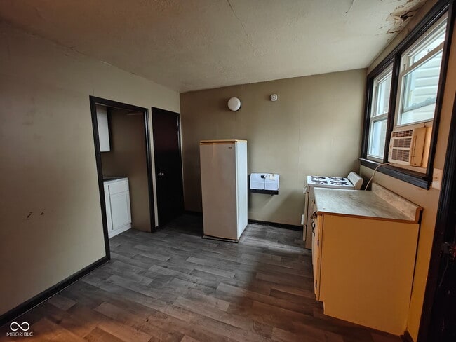 Building Photo - 202 E Taylor St