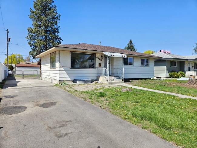Building Photo - $1,995 - 4 Bed / 1 Bath Home with Fully Fe...