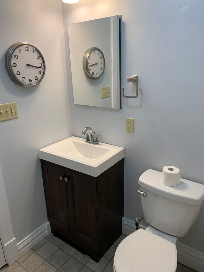Building Photo - AVAILABLE SEPTEMBER - Must-Have 3 BED 2 BATH