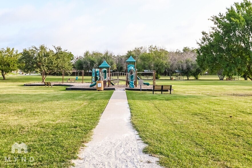 Building Photo - 2526 Sunset Dr
