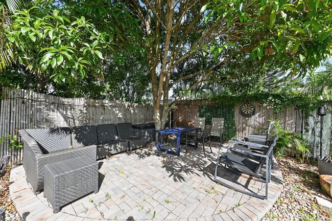 Building Photo - 407 Highwood Cir