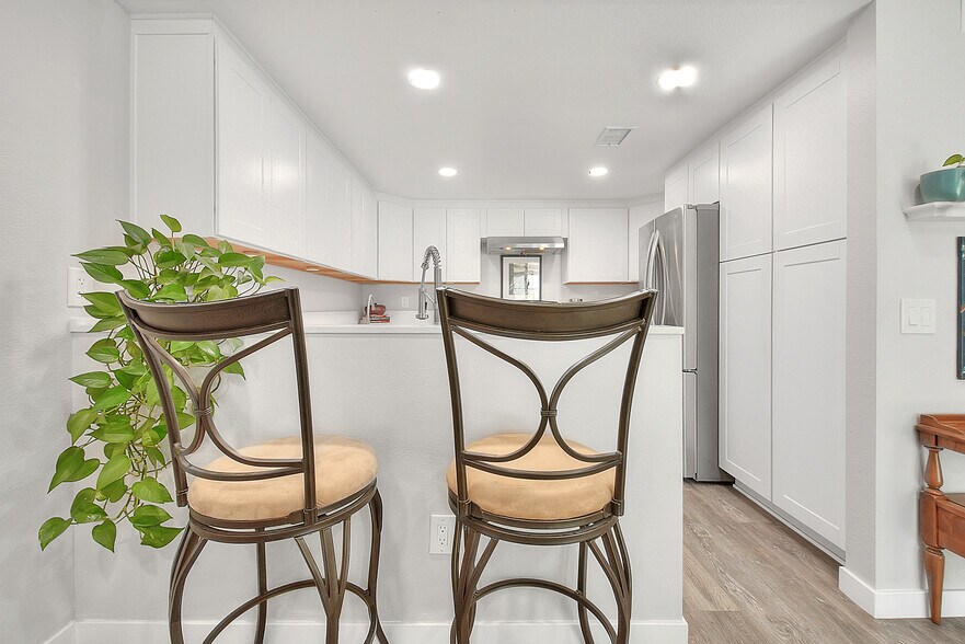 Building Photo - 1068 Border Ave