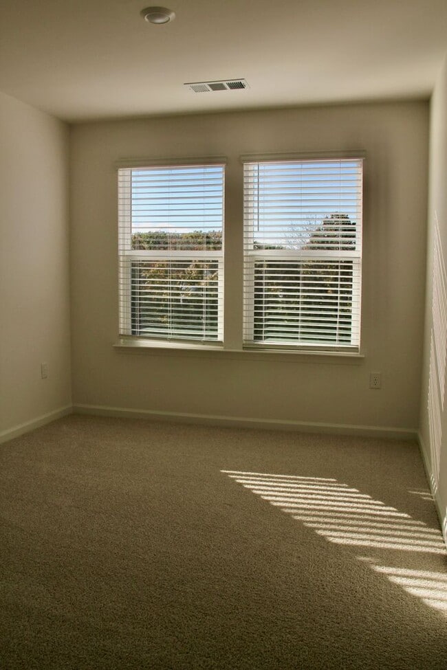 Building Photo - 464 Blair Rd