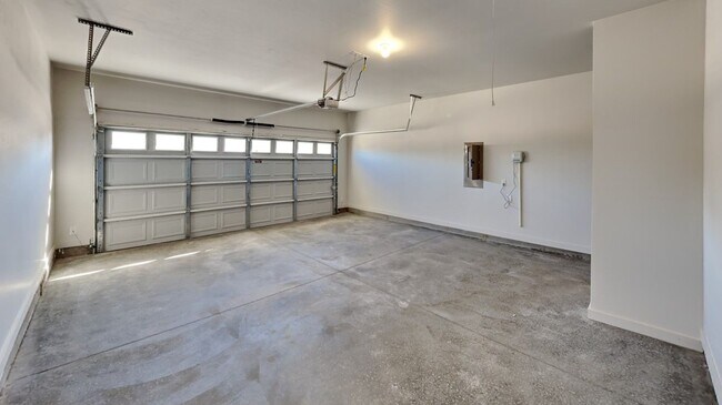 Building Photo - 3 Bedroom 2 Bathroom 2 Car Garage Home in Oakdale School District