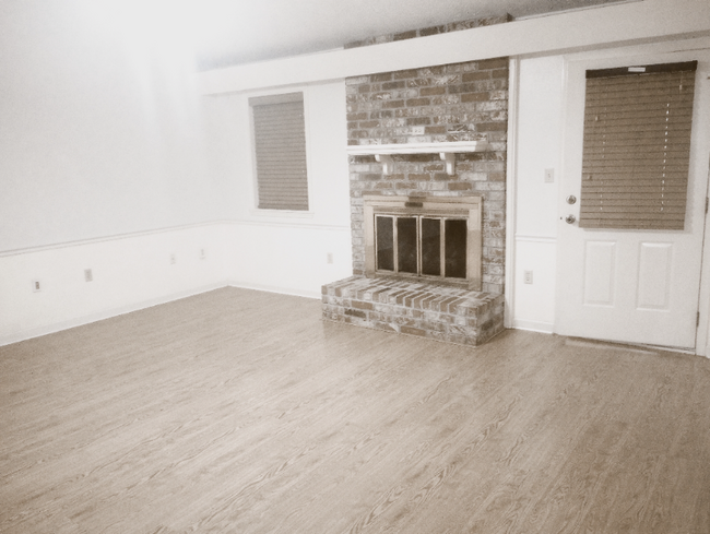Building Photo - 103 Live Oak Dr