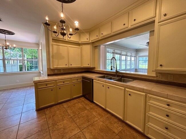 Building Photo - Gorgeous South Highlands 3 Bedroom Home