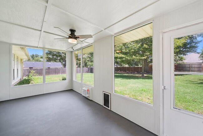 Building Photo - Spacious Single Story 4 Room Home + Sunroo...