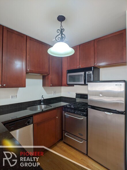 Building Photo - 630 W Wrightwood Ave