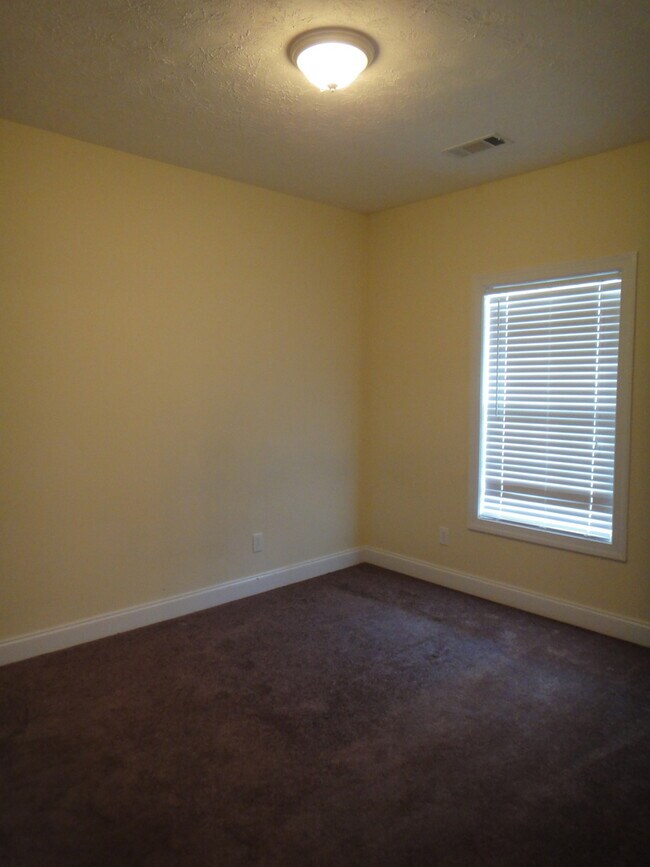 Building Photo - Townhouse Available For Rent December 2025!