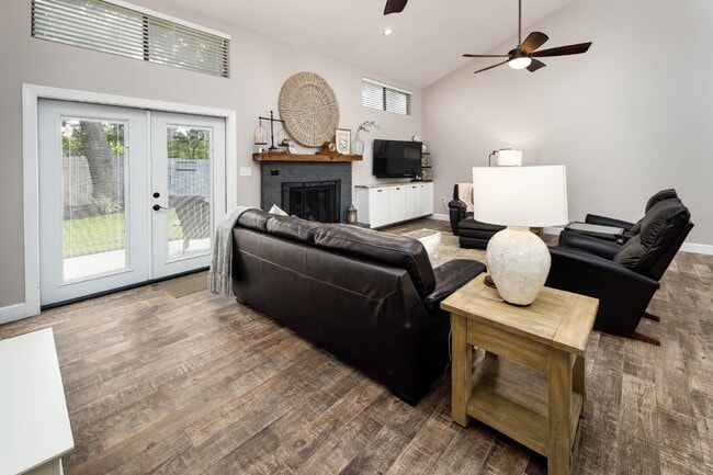 Building Photo - "Charming and Updated 3-Bed end unit townh...
