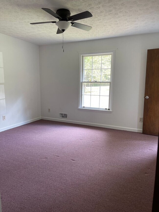 Building Photo - 1180 Robinhood Rd