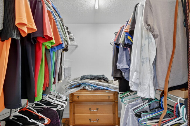 Building Photo - 2725 Pointe Cir