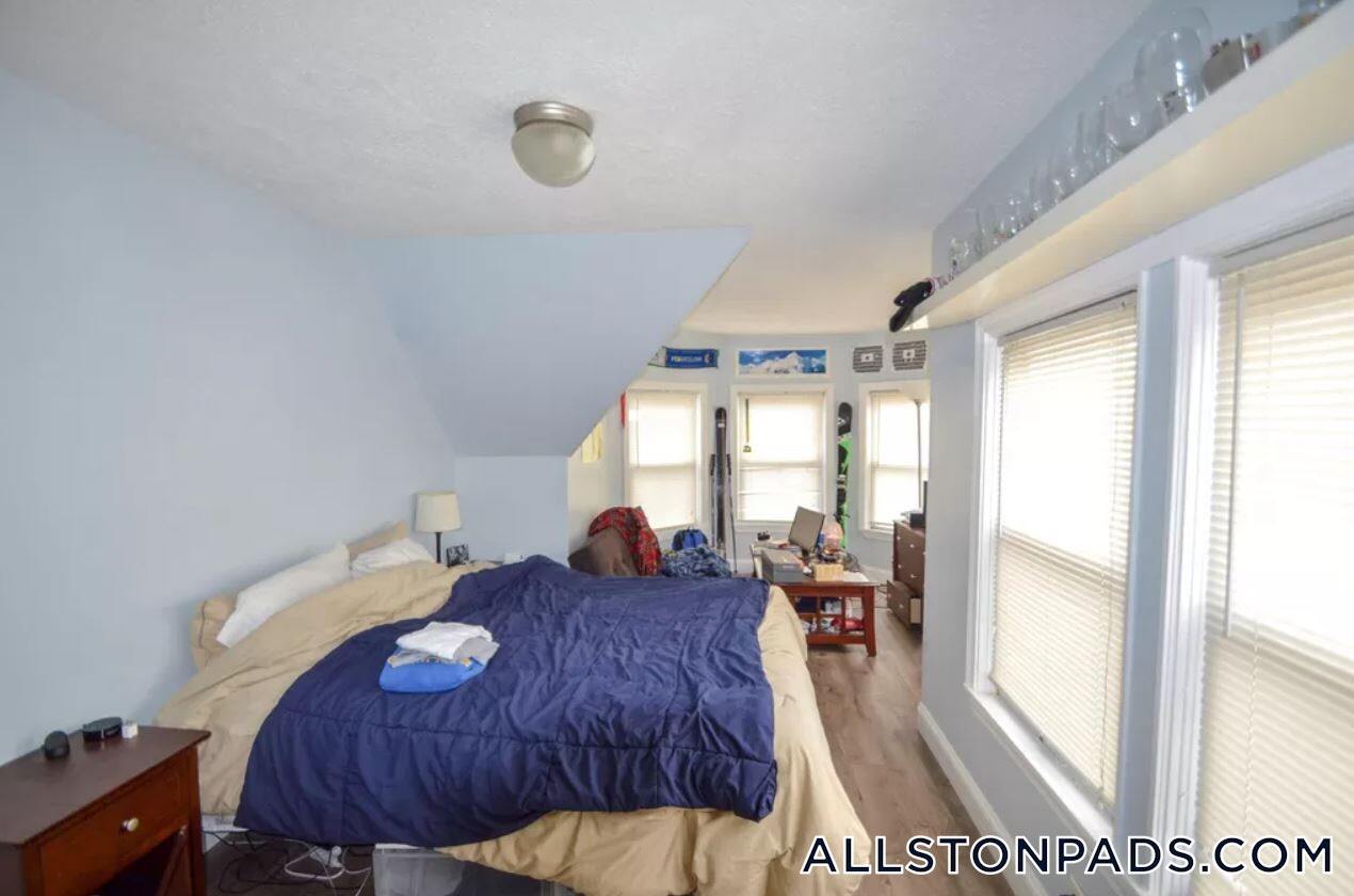 Building Photo - 5 W Sorrento St