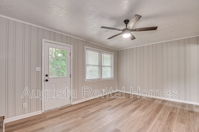 Building Photo - 323 Pineview Dr