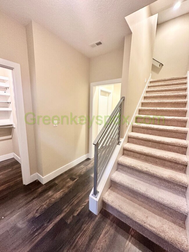 Building Photo - Gorgeous, Custom-designed 4-Bedroom Contemporary Townhouse on 3 Levels