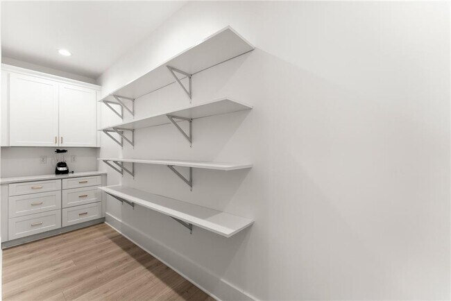 Building Photo - 151 S Pointe Dr