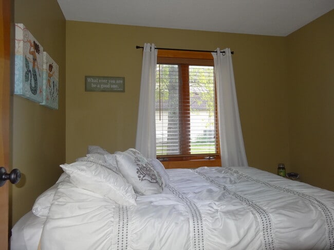 Building Photo - 7560 N Shore Circle North