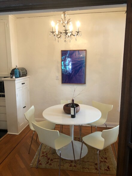 Building Photo - 333 N Sycamore Ave