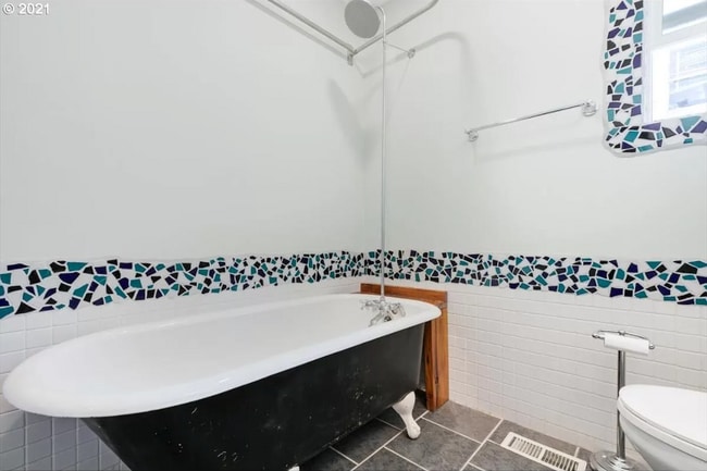 Building Photo - Tree House