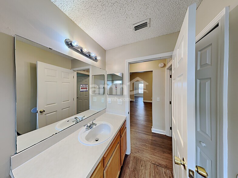 Building Photo - 6076 Scenic Meadow Ln