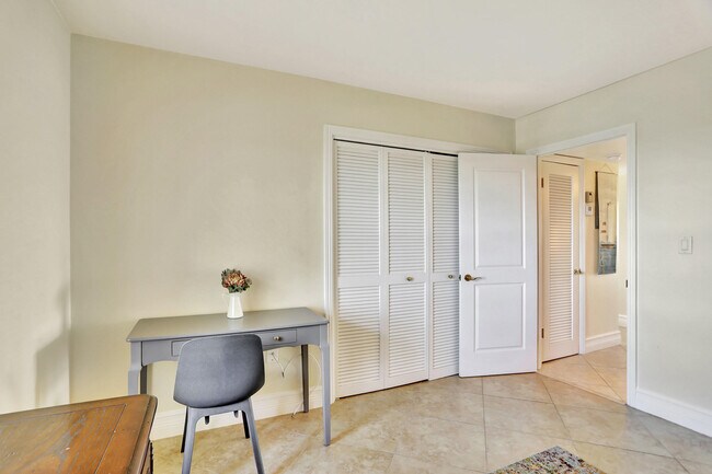 Building Photo - 1021 Hillsboro Mile