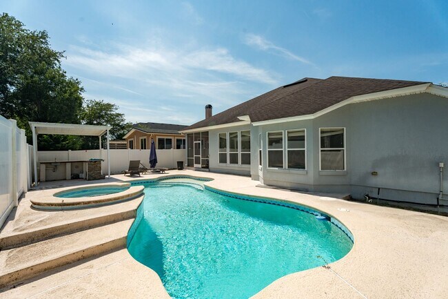 Building Photo - Gated Community!