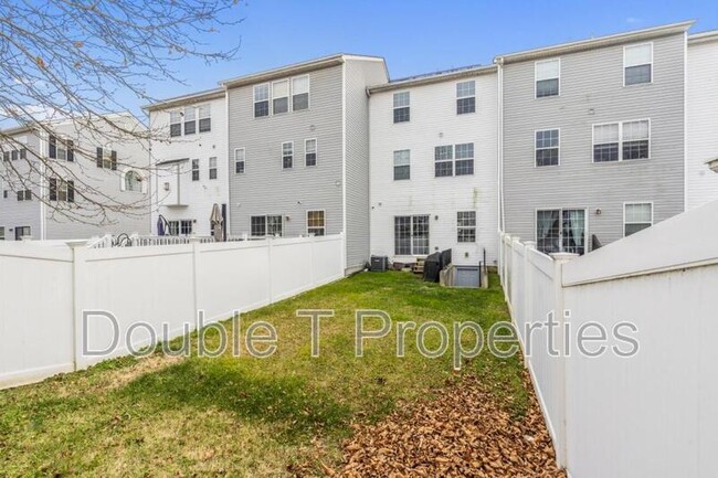 Building Photo - 1841 Graymount Way