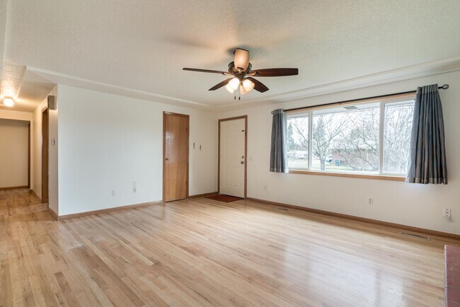 Building Photo - $500 move-in incentive! Awesome 3-bdrm/2-bath duplex in heart of Hillsboro—Laundry hook ups, atta...