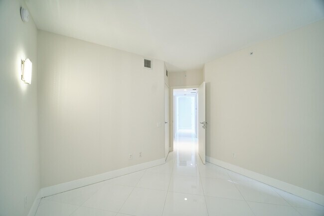 Building Photo - 1300 Brickell Bay Dr