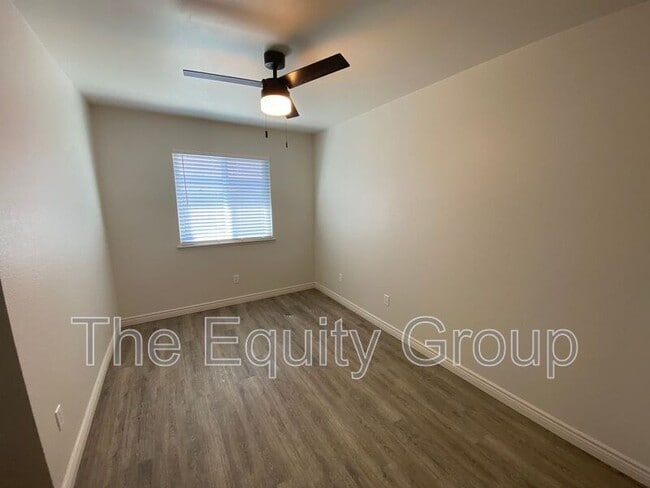 Building Photo - 5716 W Robinwood Ave