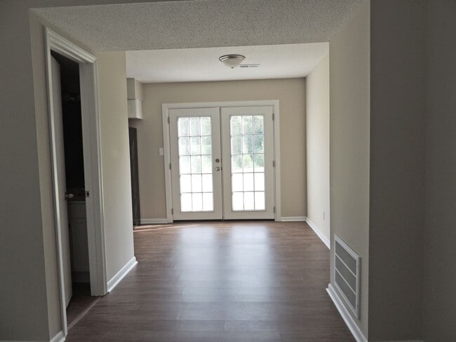 Building Photo - Convenient location , 2 bedroom 1.5 bath 9...